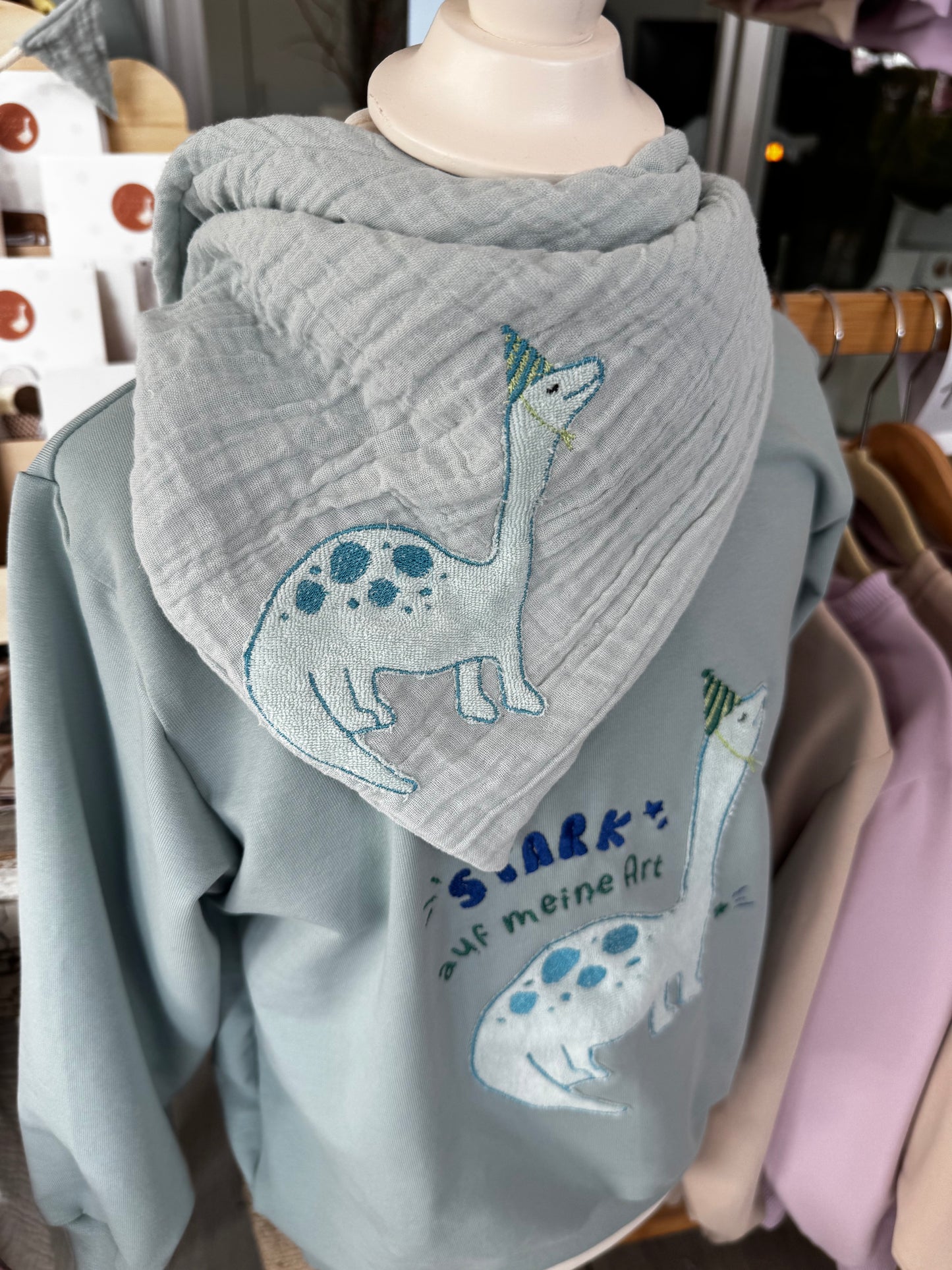 Sofortkauf Sweater mit Dino Applikation