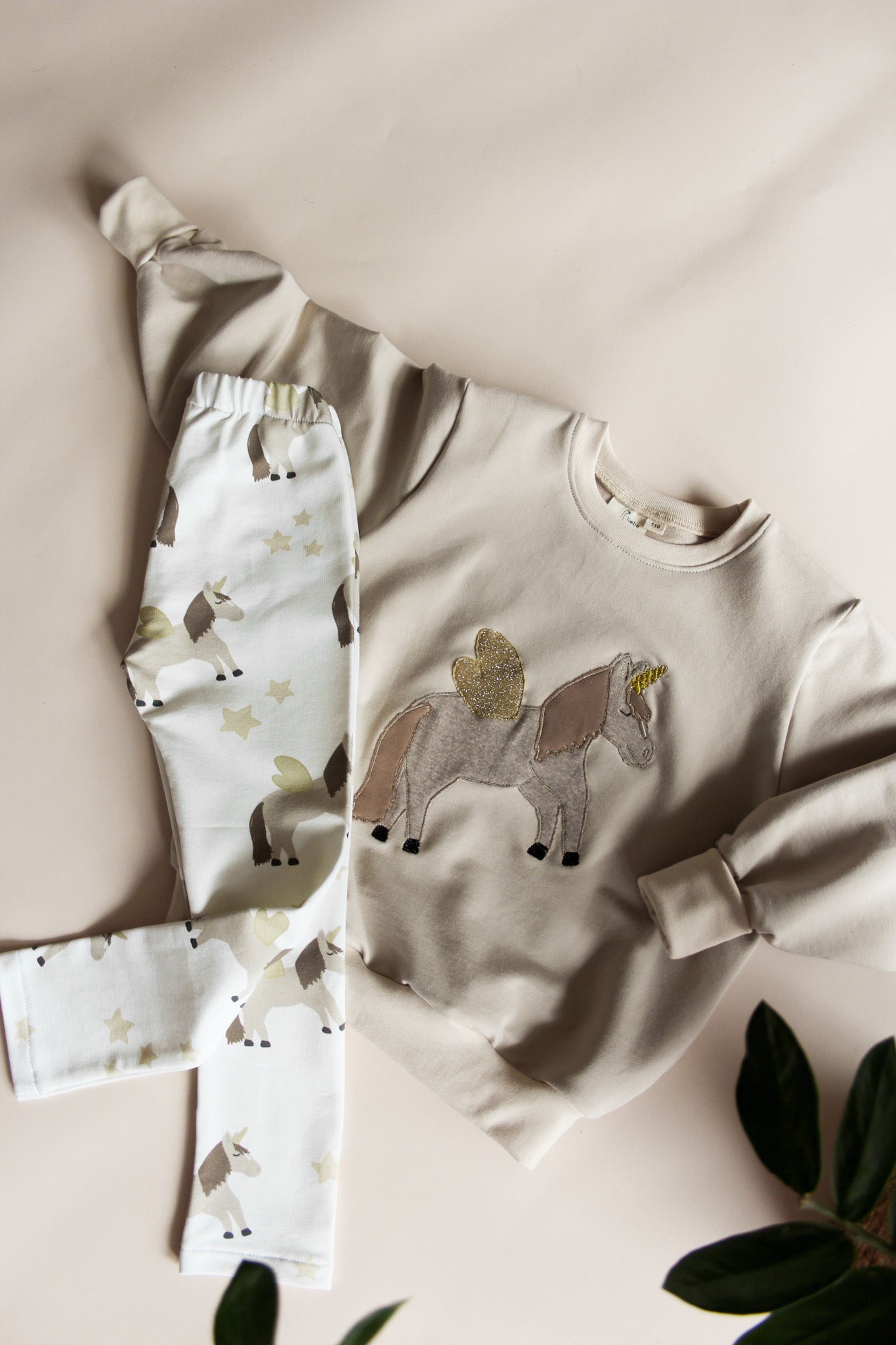 Vorbestellung Sweater mit Einhorn Applikation