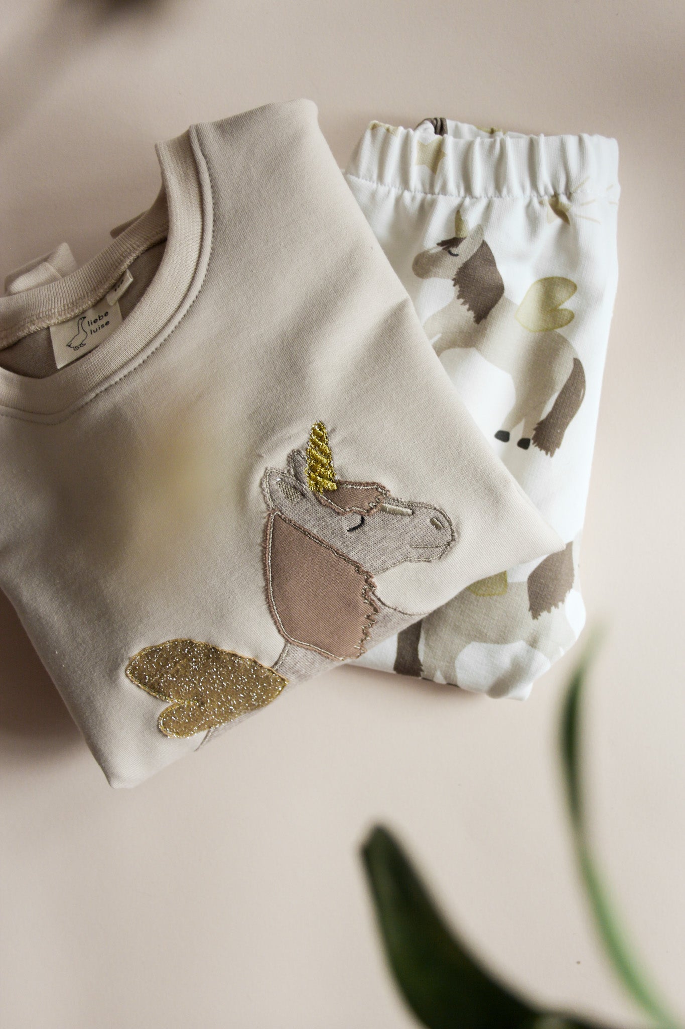 Vorbestellung Sweater mit Einhorn Applikation