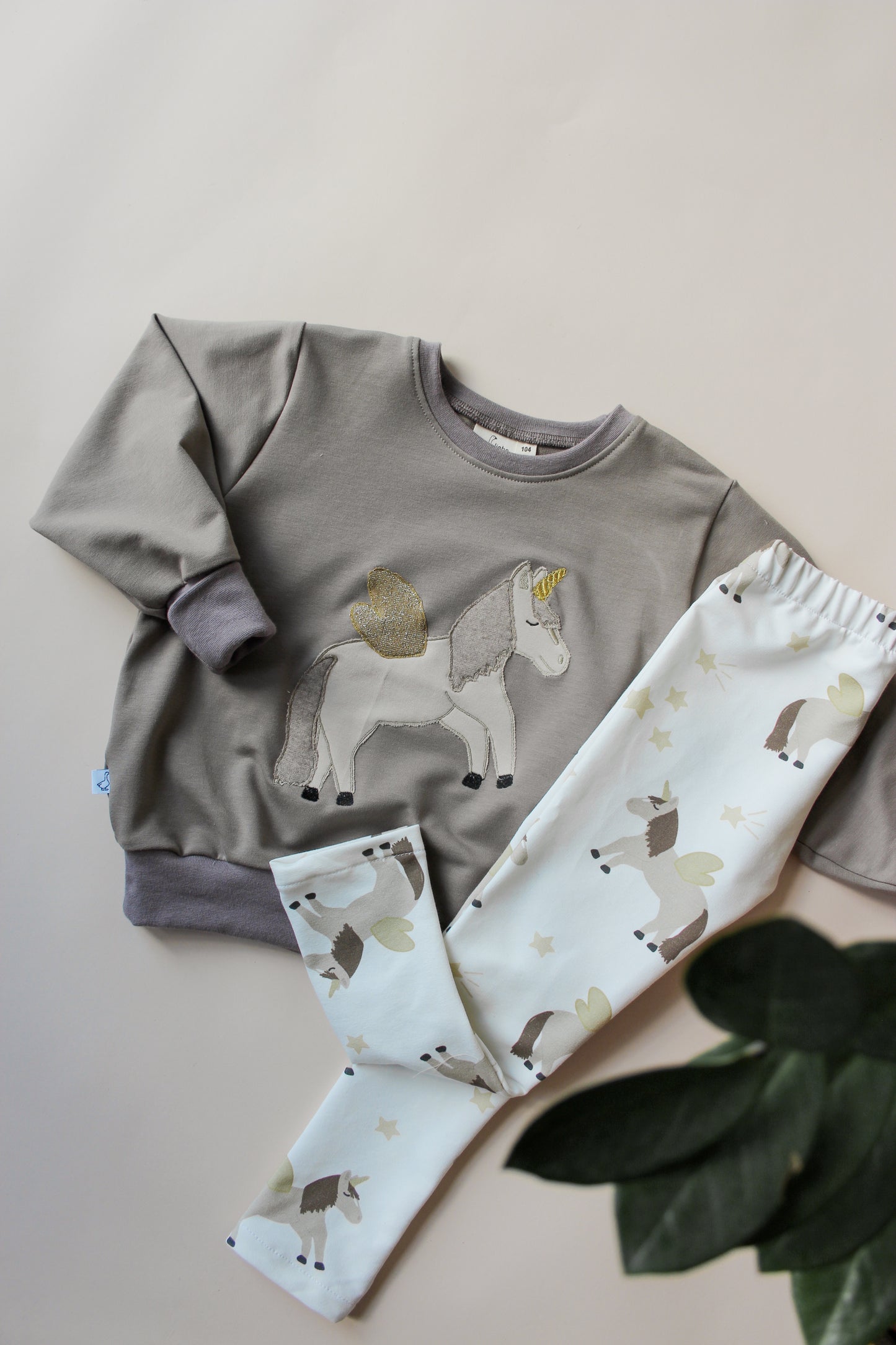 Vorbestellung Sweater mit Einhorn Applikation