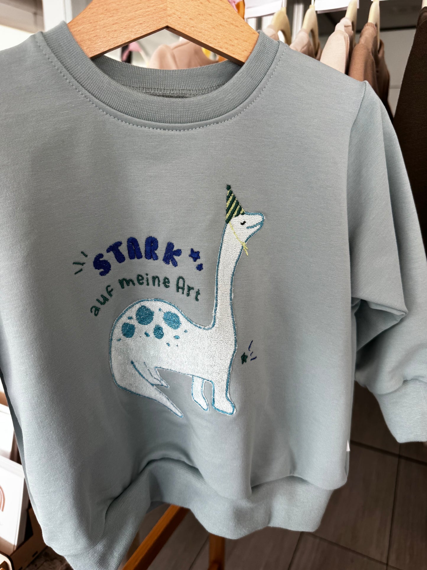 Sofortkauf Sweater mit Dino Applikation