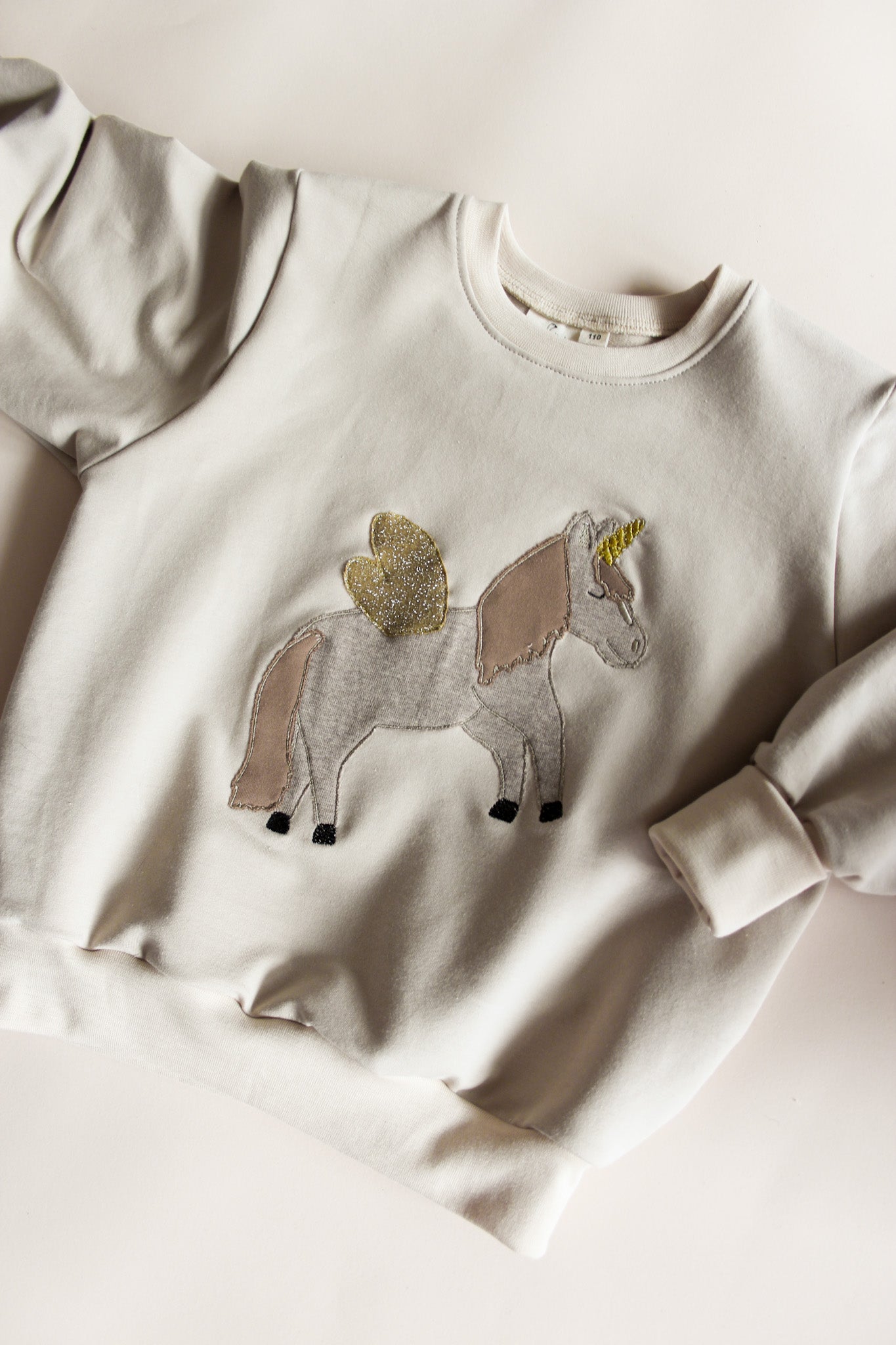 Vorbestellung Sweater mit Einhorn Applikation